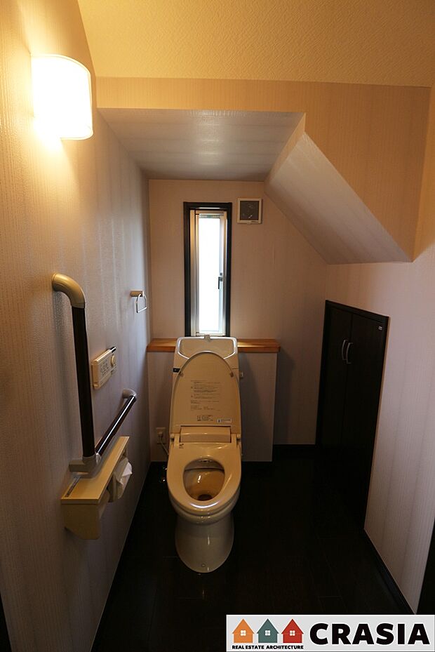 1階トイレです。壁には手すりが付いており、足腰が悪い方やご年配の方にも利用しやすく嬉しいですね（2024年2月撮影）