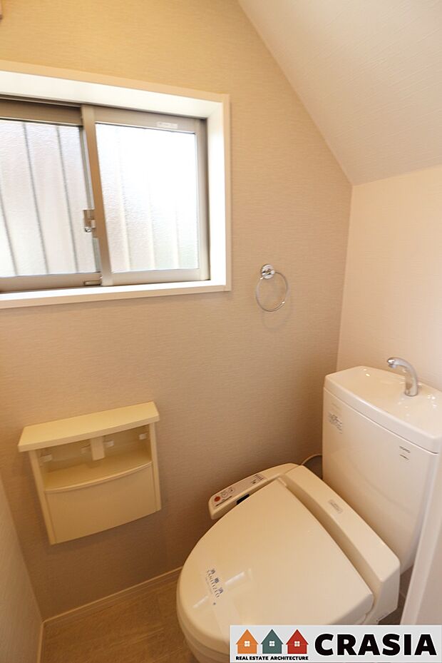 1階トイレです。壁には収納スペースがあり、トイレットペーパーや芳香剤などを置くのに便利ですね（2024年4月撮影）