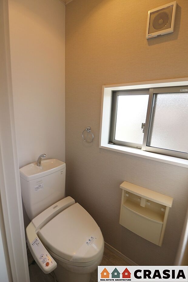 2階トイレです。自然換気ができる小窓から自然な光が射し込みます。（2024年4月撮影）