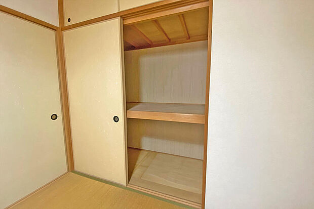 和室の押し入れスペースは十分な広さがあり、豊富な収納スペースを確保室内（2024年1月）撮影