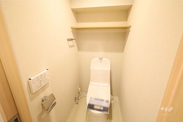 トイレ［2024年2月22日撮影］上部に棚がありストック物の収納に便利です！