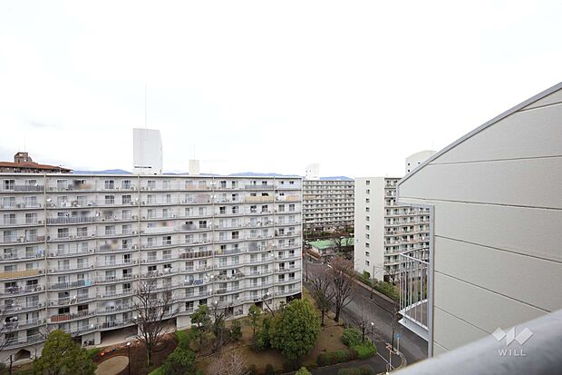 バルコニーからの眺め（北東方向）［2024年2月22日撮影］周辺はマンションが建ち並ぶ区画の整った住宅地です。