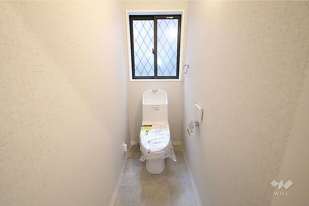 トイレ［2024年3月23日撮影］2024年2月に新調！トイレにも窓があり、匂いがこもりにくいです。