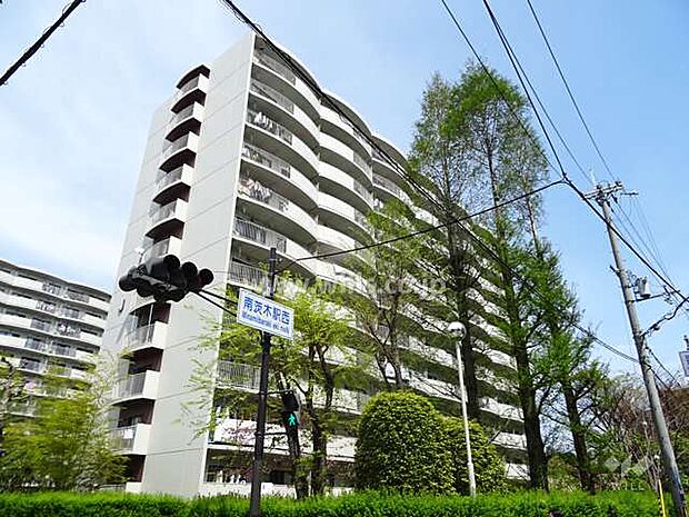 阪急南茨木ハイタウン駅前高層住宅J棟の外観（南西側から）