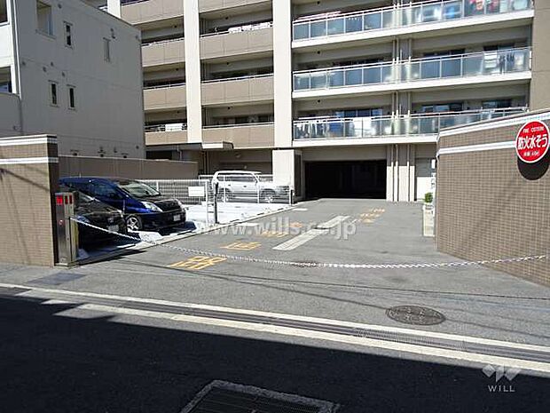 敷地内駐車場（屋外機械式）ロボットゲート付きなのでいたずらや盗難の危険が減ります。