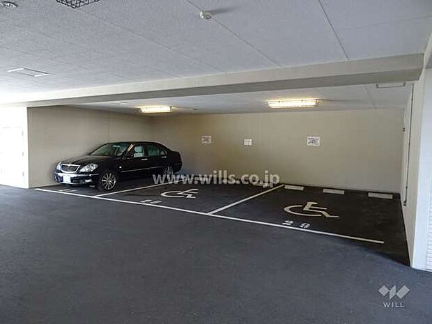 敷地内駐車場（屋内平面式）身障者用の広めのスペースがとられた駐車場もあります。