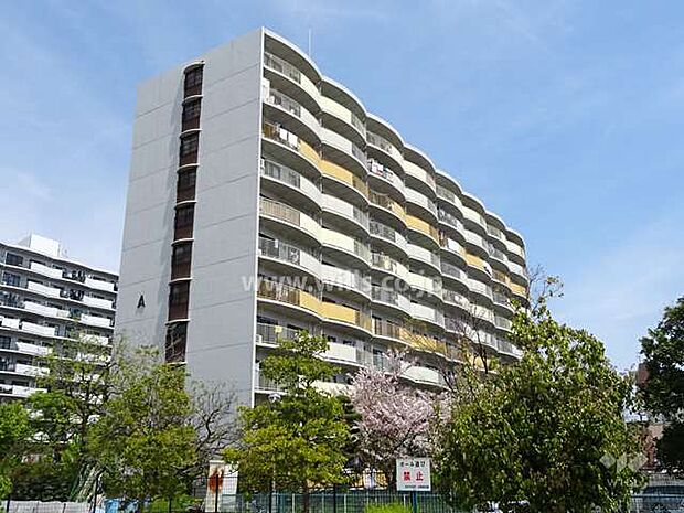 阪急南茨木ハイタウン駅前高層住宅A棟の外観（南西側から）