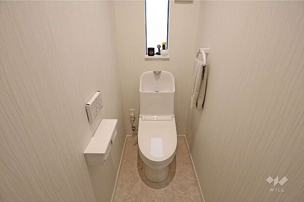 2階トイレ。1階と2階とにそれぞれございます。温水洗浄機能付き便座ですので、快適に使えます！