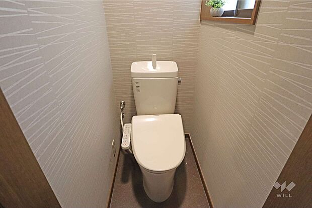 2階トイレ［2024年6月10日撮影］窓付きのトイレです。換気も簡単にでき、臭いもこもりにくくなっています。