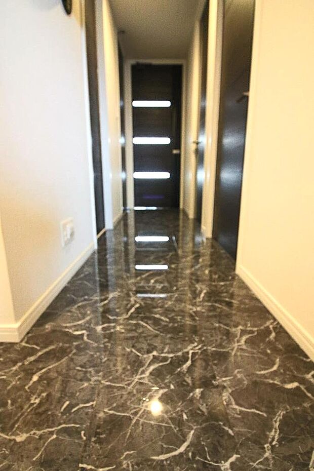 廊下の床は高級感のある「パピアフロア」を採用。