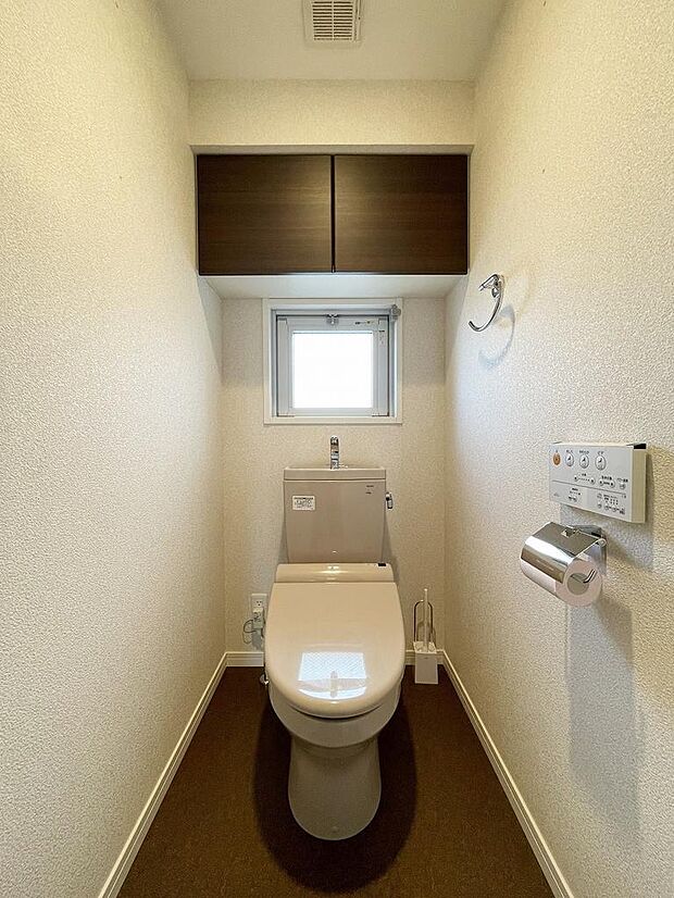 小窓が付いており、明るいトイレです♪