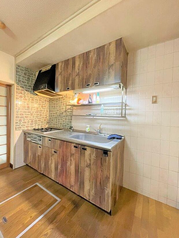 おしゃれな柄の壁付キッチンです。壁付け型のキッチンなのでリビングを広く利用できます。