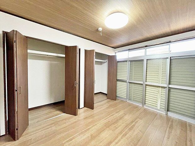 クローゼットには洋服や本を収納できるので、お部屋はすっきり広々と使うことができます。