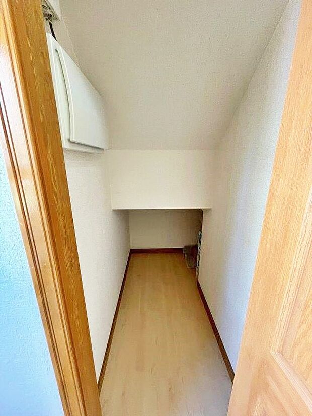 階段下収納です。部屋を広く使える収納スペースが魅力的です。　