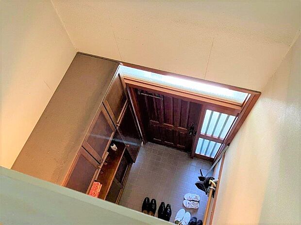 天井が高く開放感があり、玄関を広く見せる効果もあります。　