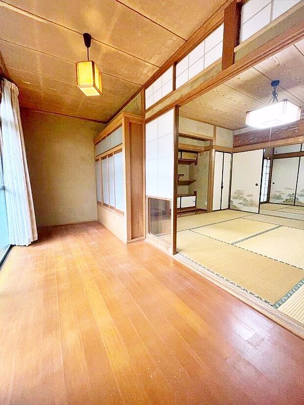 欄間や床の間、広縁のある2間続きの和室といった和の風情がある家屋です。