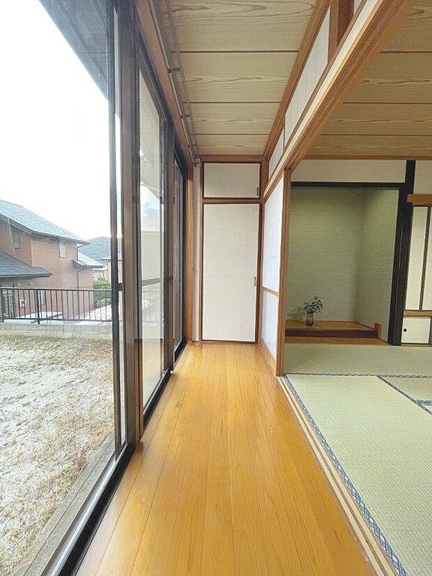 日本の家ならではの縁側。風が通り抜け、暑さを和らげることができます。　