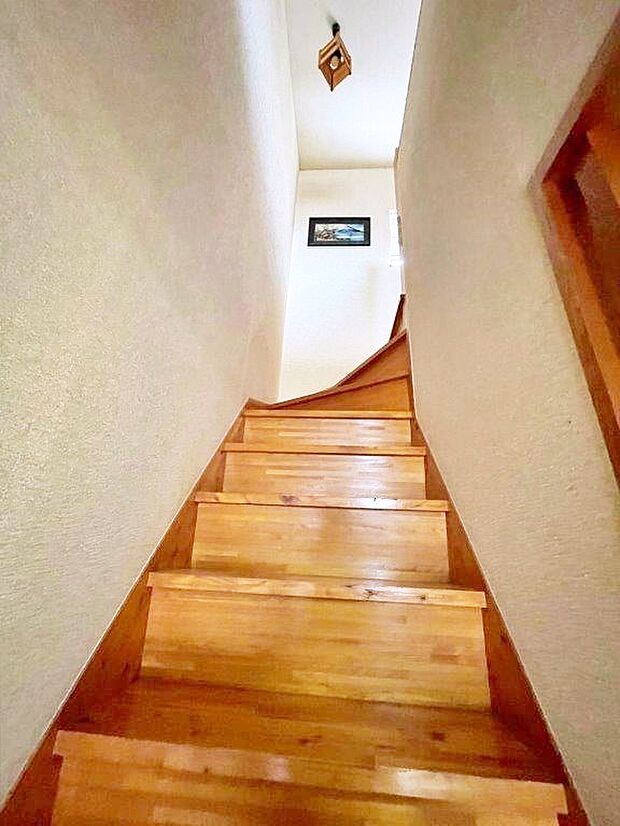２階へと続く階段です。