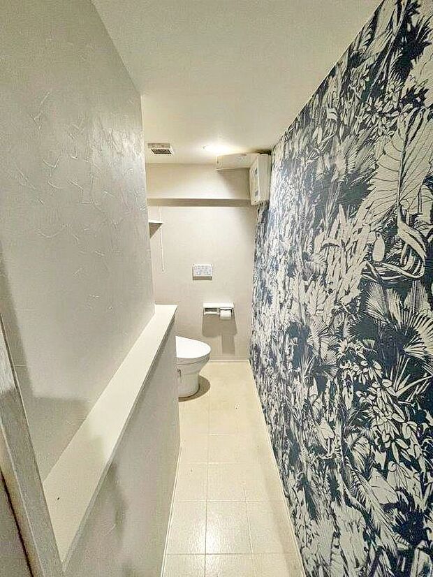 トイレもお洒落な壁紙で素敵な空間になっています。