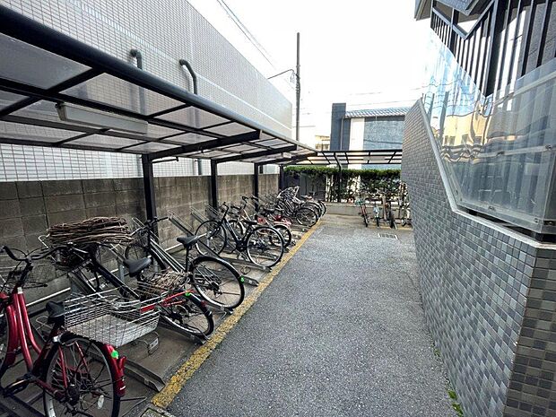 駐輪場があると子どもの自転車等で場所を取らなくて済むので玄関がスッキリしますね。　