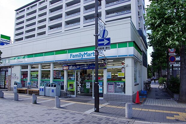 【コンビニエンスストア】ファミリーマートＪＲ伊丹駅前店まで385ｍ