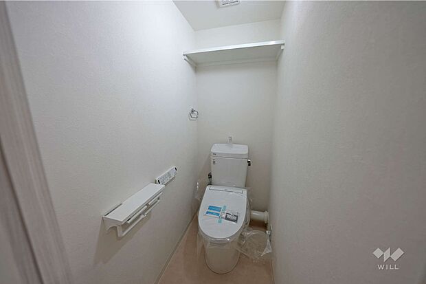 トイレ上部に棚があり、トイレットペーパーなどのストックに便利です。［2023年6月27日撮影］