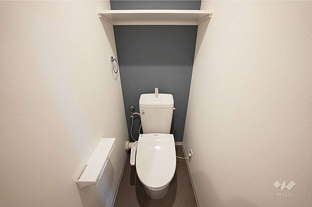 トイレ棚付きでトイレットペーパー等のストックに便利です。［2023年6月17日撮影］