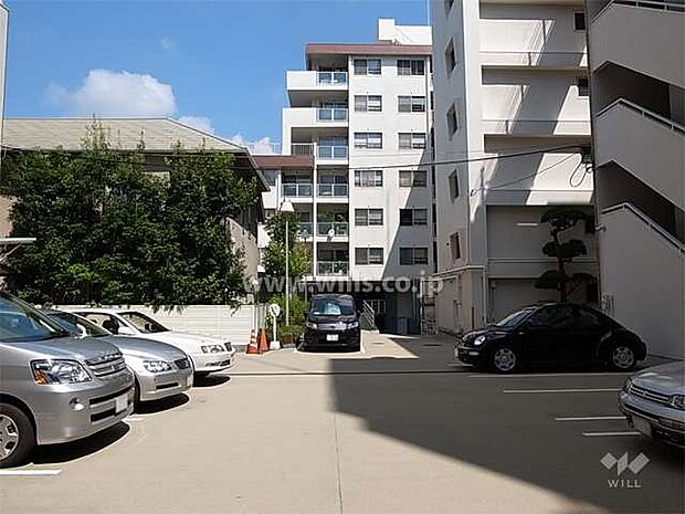 敷地中央にある敷地内駐車場。北館の地下にも駐車場があります。