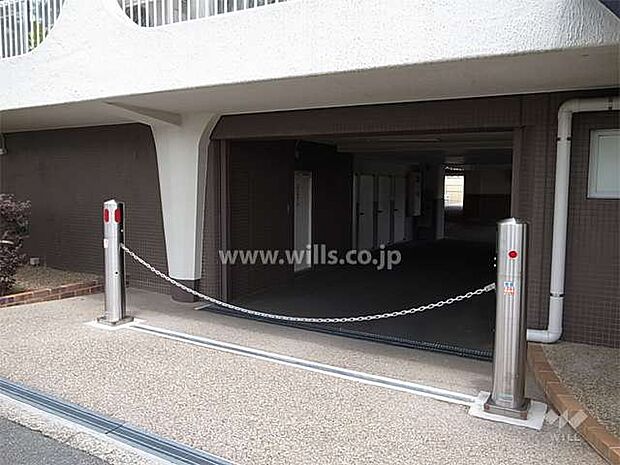 駐車場の入り口にはロボットゲートが設置されています。