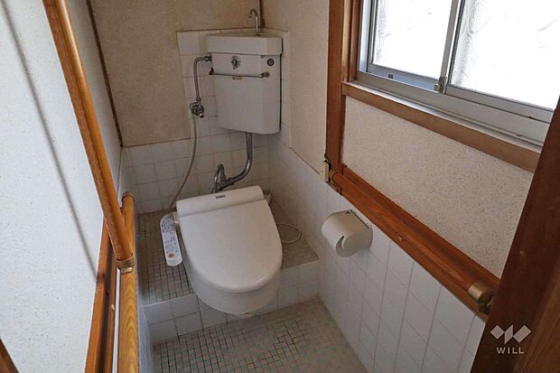 トイレは温水便座付きで、どなたでも使いやすいようになっております。［2023年7月16日撮影］