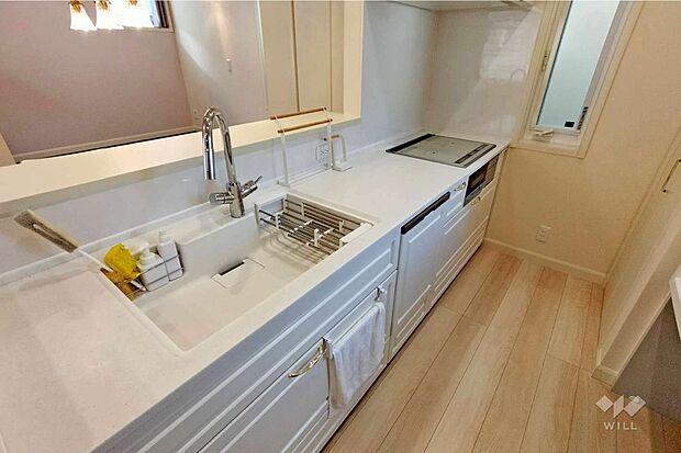 キッチン。白を基調とした重厚さのあるデザインが魅力です。オール電化住宅でIHクッキングヒーターを採用しており、火事の心配がありません。［2023年10月23日撮影］
