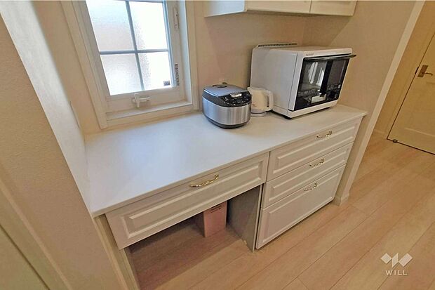 キッチン。白を基調とした重厚さのあるデザインが魅力です。［2023年10月23日撮影］