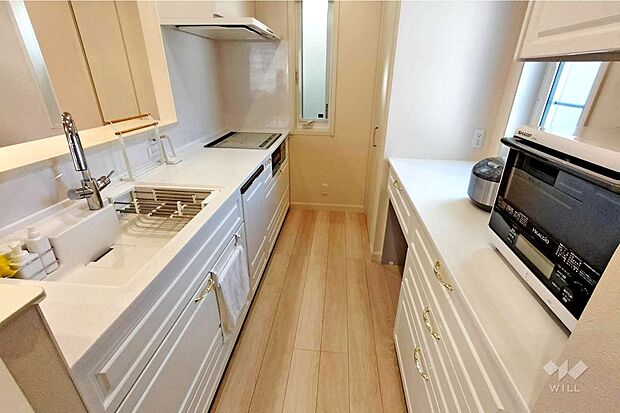 キッチン。白を基調とした重厚さのあるデザインが魅力です。オール電化住宅でIHクッキングヒーターを採用しており、火事の心配がありません。［2023年10月23日撮影］
