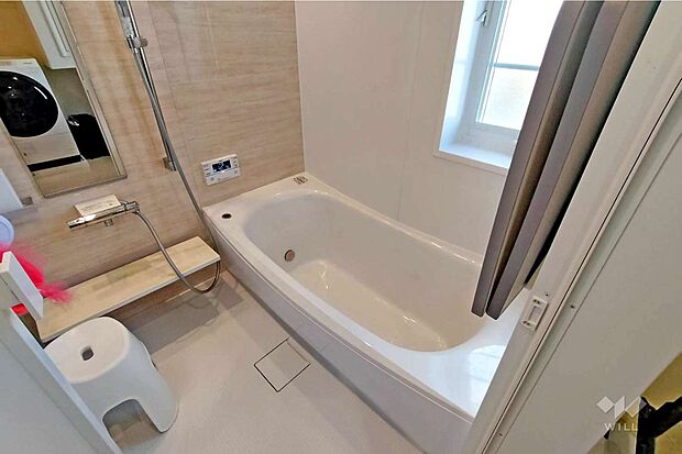 浴室。足を伸ばして入浴できる広さの浴槽です。一日の疲れをゆっくり癒していただけます。［2023年10月23日撮影］