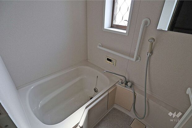 浴室。追い焚き機能付き。換気窓があるため湿気対策もできます。［2024年3月31日撮影］