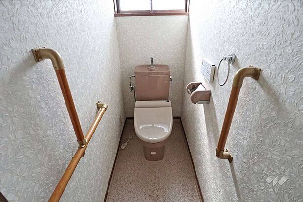 トイレ。温水洗浄便座つきなので清潔を保てます。手すりもついておりバリアフリー対応済みです。［2024年3月31日撮影］