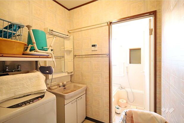 洗面室。コンセントがあり、身支度に便利です。洗面台の下にも収納スペースがあります。［2024年1月11日撮影］