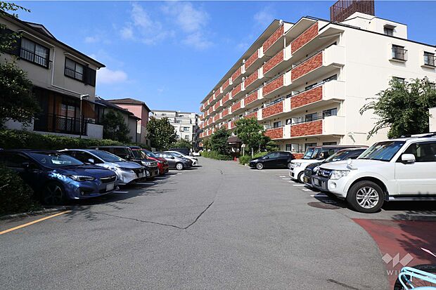 敷地内駐車場（屋外平面式）。駐車場は平面駐車場のため、お車の高さを気にせずに駐車が可能です。お車好きの方におすすめです。