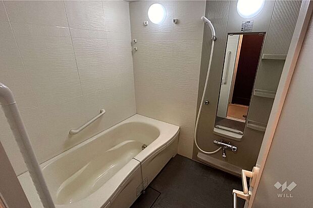 浴室。ガスの乾燥や暖房付です。浴室も広いので、小さなお子様と一緒に入るのにも快適な広さです。ガスの給湯器は2017年に交換済みです。［2024年2月27日撮影］