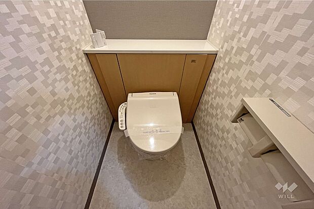 【トイレ】トイレはシンプルな造りになっております。壁紙が良いアクセントになっています。