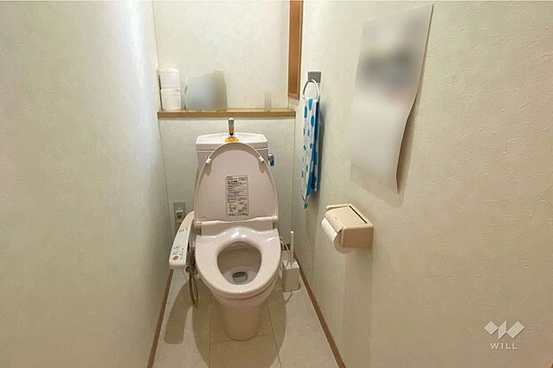 【トイレ】トイレの背面には小物を置けるスペースがございます。窓があるため閉塞感がございません。