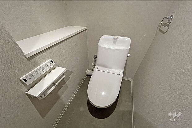 【トイレ】お手洗いはシンプルかつコンパクトです。床のクロスがアクセントになっております。