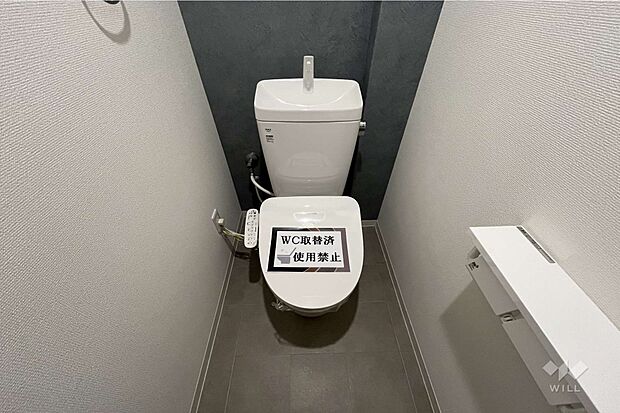 【トイレ】トイレはシンプルな造りになっております。壁紙が良いアクセントになっています。