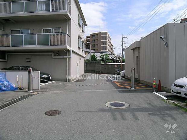 【駐車場】マンションの敷地内にある、駐車場です。ロボットゲートがついております。