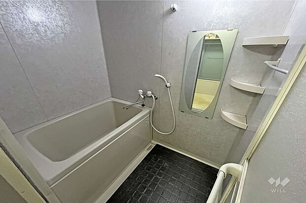 【浴室】ゆったりとくつろいでいただくことができます。小物等を置く棚があるため便利です。