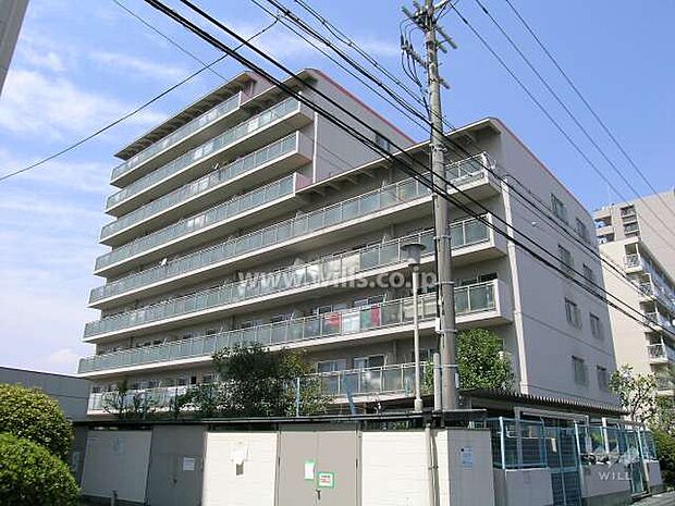 【外観】「緑地公園コーポラス」は、北大阪急行線「緑地公園」駅から徒歩3分のマンションです。