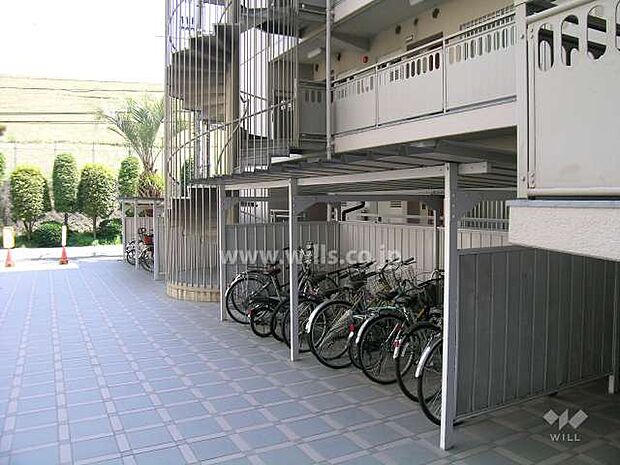 【駐輪場】マンション敷地内の駐輪場。平面式のため、電動自転車も停めやすくなっております。