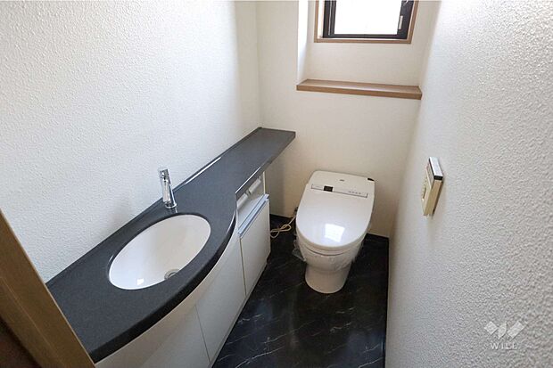 1階トイレ。お客様も利用されることを考慮し、手洗いもついております。窓もあり明る通気も確保しています。
