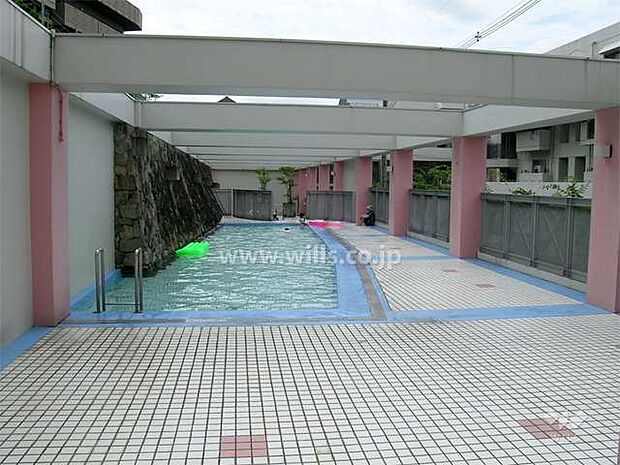 【プール】マンションの敷地内にはプールがございます。夏の暑い日に便利にお使いいただけます。