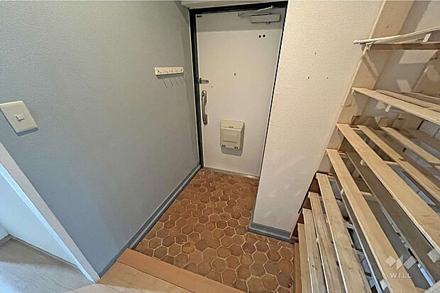【玄関】使いやすい長方形の玄関です。売主様自作の棚によって収納量も確保しております。